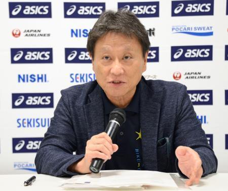 　遺伝子検査に関する説明をする日本陸連の田崎博道専務理事＝２６日、東京都新宿区