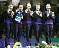 　銀メダルを手に笑顔の日本代表。左から三好初音、鈴木歩佳、田口久乃、西本愛実、稲木李菜子（共同）