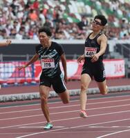 　男子４００メートル決勝で失格となる佐藤風雅（右）。左は今泉堅貴