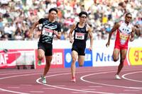 　日本選手権男子４００メートル決勝、レーン侵害で失格の判定を受けた佐藤風雅（左）。中央は今泉堅貴＝７月６日