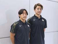 　競泳の世界ジュニア選手権から帰国し、取材に応じる大橋信（左）と今福和志