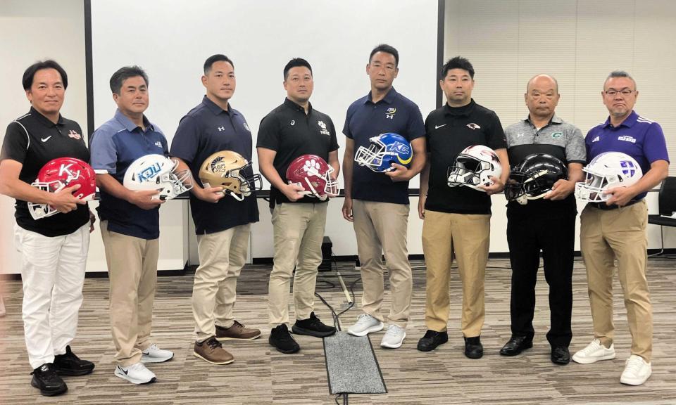 　会見に出席した８大学の監督たち。左から４人目は立命大の高橋監督