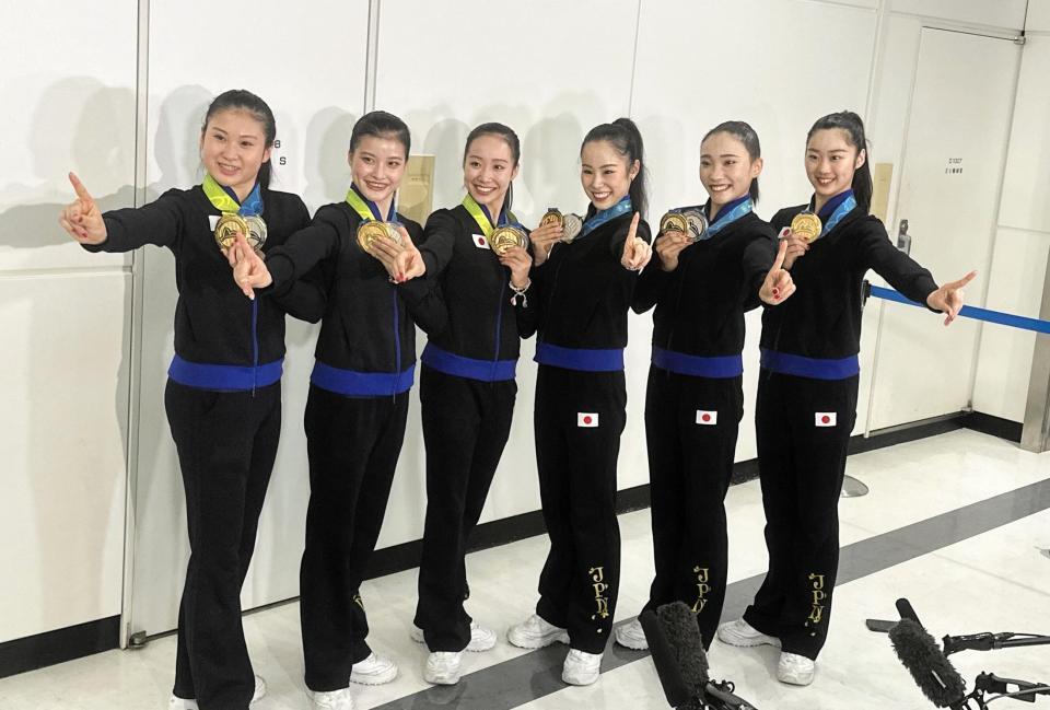 　笑顔で成田空港に帰国した鈴木歩佳主将（右から３人目）ら日本代表