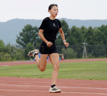 　練習を公開した陸上女子８００メートルの久保凜＝長野県の菅平高原