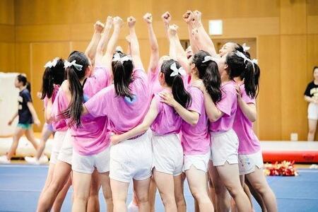 練習中に輪になって気持ちを高める箕面自由学園の選手たち（撮影・岩國英昭）