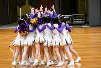 ６月の関西選手権で演技前に輪になる梅花高のメンバー（チーム提供）