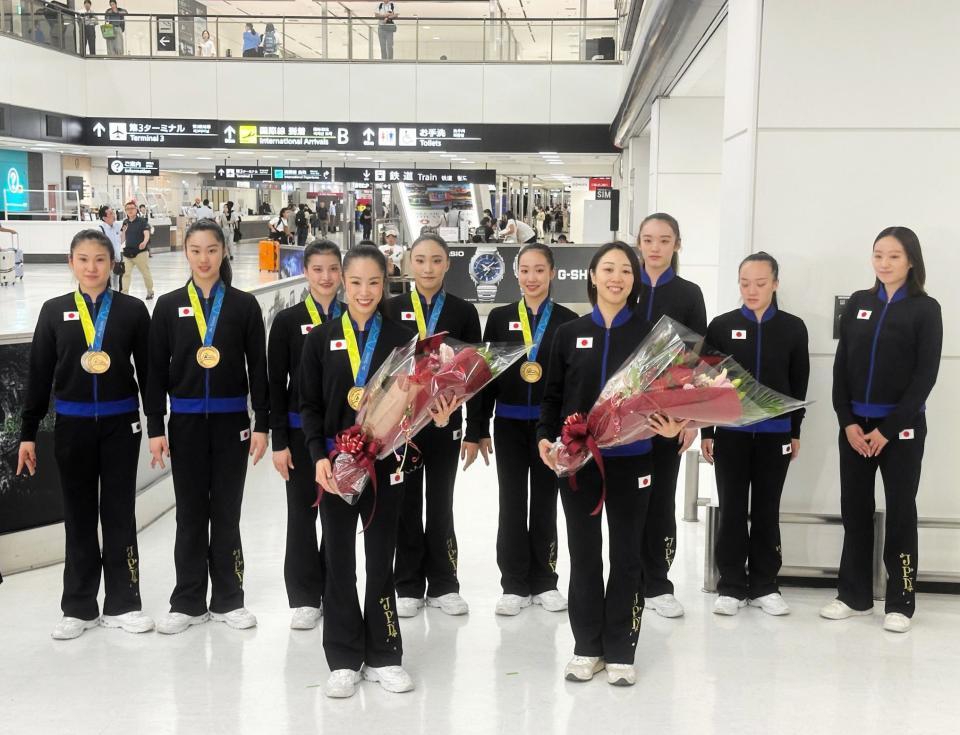 　笑顔で成田空港に帰国した鈴木歩佳主将（前列左）、村田本部長（前列右）ら