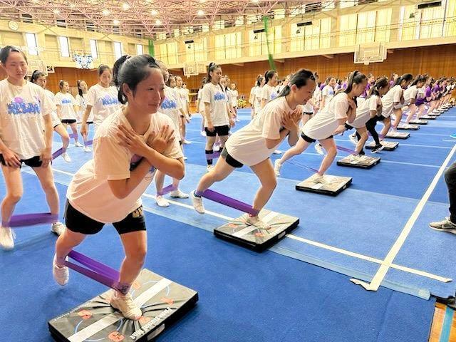 体幹を鍛える梅花高の選手たち