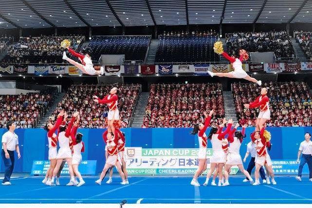 ２４年のジャパンカップ、ディビジョン１高校の部で会場を沸かせた箕面自由学園の演技（撮影・岩國英昭）