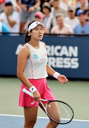 　女子シングルス２回戦で敗れた内島萌夏＝ニューヨーク（共同）