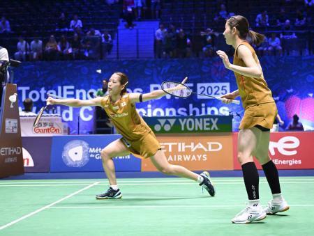 　女子ダブルス３回戦　香港ペアと対戦する志田千陽（右）、松山奈未組＝パリ（共同）