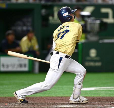 　三菱重工Ｅａｓｔ戦の９回、ＮＴＴ西日本・北條が２ランを放つ＝東京ドーム