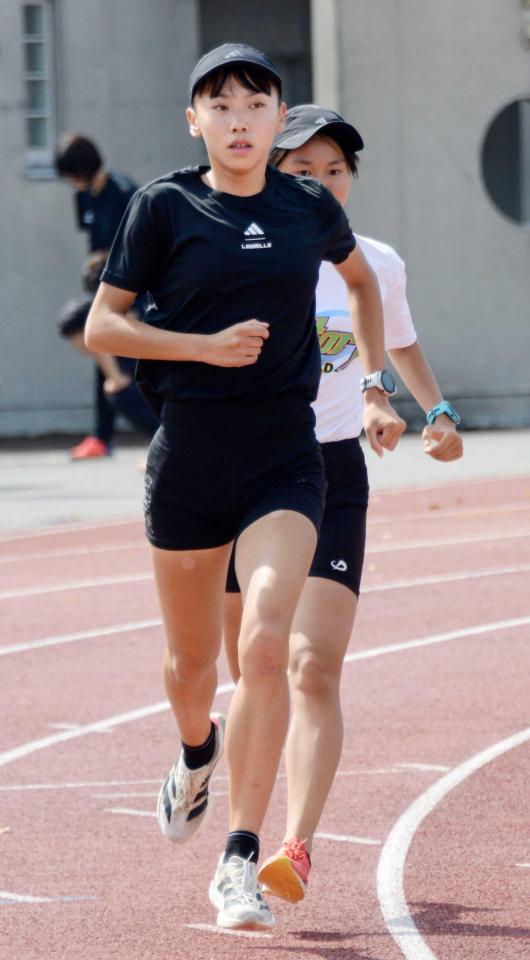 　練習を公開した陸上女子８００メートルの久保凛