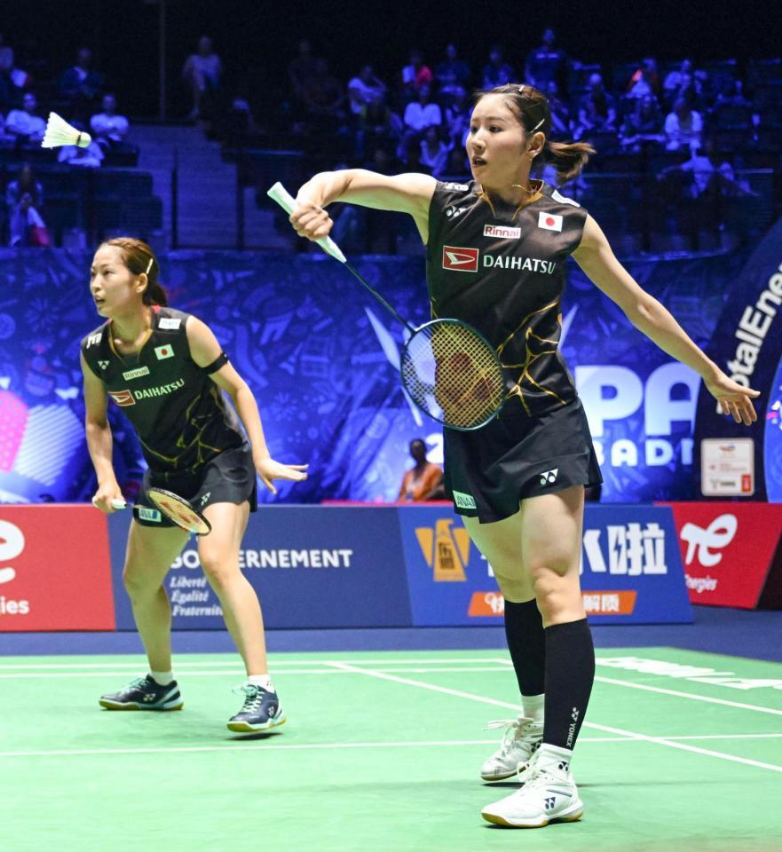 女子ダブルス初戦の２回戦を突破した志田千陽（右）、松山奈未組＝パリ（共同）