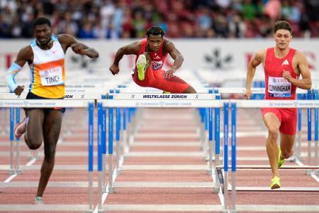 　男子１１０メートル障害　力走する村竹ラシッド（中央）＝チューリヒ（共同）