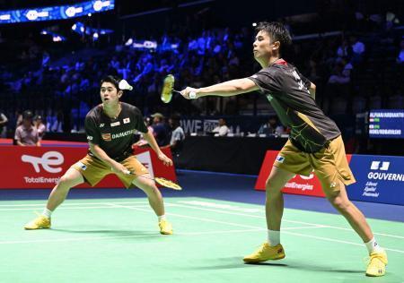 　男子ダブルス３回戦でプレーする保木卓朗（左）、小林優吾組＝パリ（共同）