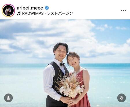 「笑顔が眩しい」“ワタガシ”で五輪メダル、五十嵐有紗のウエディングフォトに反響　沖縄の海で汗だく＆純白ドレスびしょぬれＳに「素敵なご夫婦」