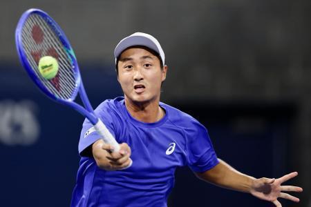 　男子シングルス２回戦でプレーする望月慎太郎＝ニューヨーク（共同）