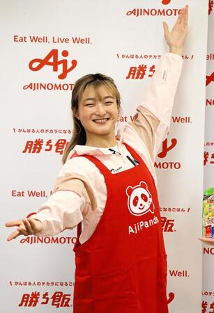 　ポーズを披露する坂本花織（撮影・中野裕美子）