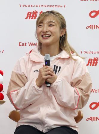 　味の素グループを訪れたフィギュアスケート女子の坂本花織＝２９日、大阪市