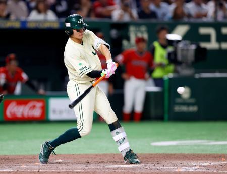 　東芝戦の９回、サヨナラ二塁打を放つＪＲ東日本・篠田＝東京ドーム