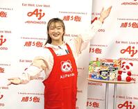 　ポーズを披露する坂本花織（撮影・中野裕美子）