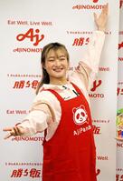 　ポーズを披露する坂本花織（撮影・中野裕美子）