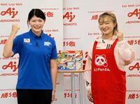 　味の素の「ビクトリープロジェクト」でサポートディレクターを務める高柴瑠衣さん（左）とトークショーを行った坂本花織（撮影・中野裕美子）