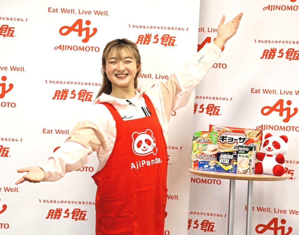 　ポーズを披露する坂本花織（撮影・中野裕美子）