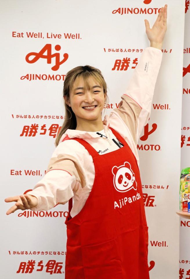 　ポーズを披露する坂本花織（撮影・中野裕美子）