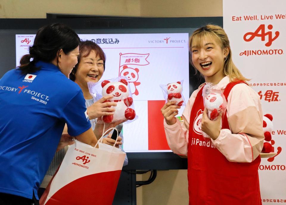 　プレゼントに大喜びの坂本花織（右）＝撮影・中野裕美子