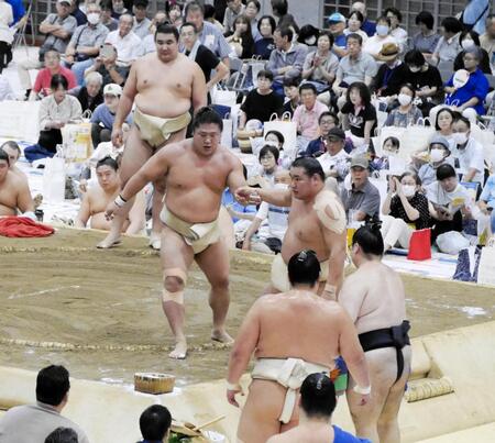 　豊昇龍（手前）を押し出す若隆景