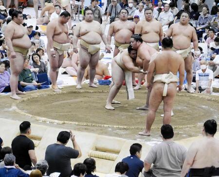 　欧勝馬（左）と相撲を取る琴桜