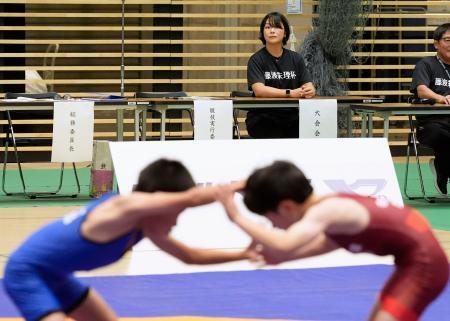 　自身が大会会長を務める「藤波朱理杯」で、試合を見守るパリ五輪レスリング女子５３キロ級金メダルの藤波朱理（奥）＝三重県四日市市