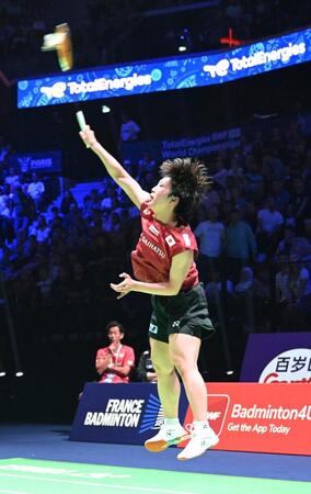 　インドネシア選手と対戦する山口茜（共同）