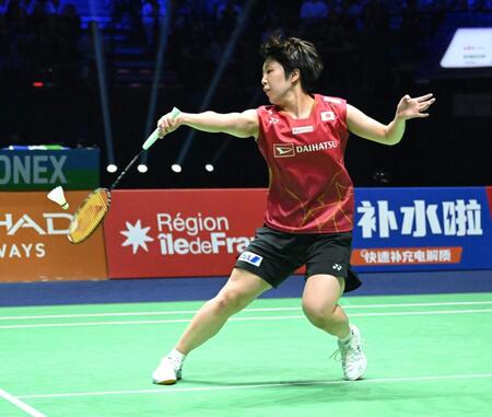 　インドネシア選手と対戦する山口茜（共同）