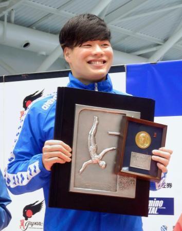 　男子３メートル板飛び込みで優勝し、笑顔の須山晴貴＝日環アリーナ栃木