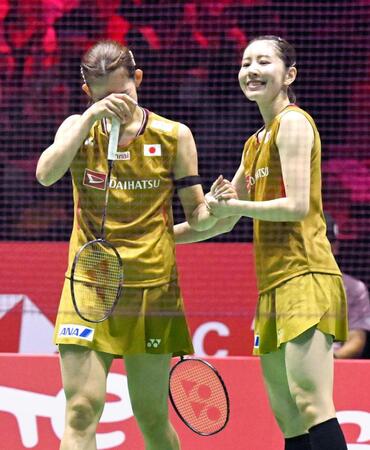 　女子ダブルス準決勝で敗退した志田千陽（右）、松山奈未組（共同）