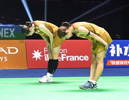 　女子ダブルス準決勝で敗退し、一礼する志田千陽（左）、松山奈未組。ペアを解消するため最後の試合となった（共同）