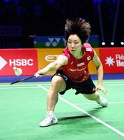 　インドネシア選手と対戦する山口茜（共同）