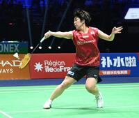 　インドネシア選手と対戦する山口茜（共同）