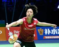 　インドネシア選手と対戦する山口茜（共同）