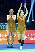 　女子ダブルス準決勝で敗退した志田千陽（右）、松山奈未組（共同）