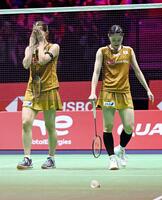 　女子ダブルス準決勝で敗退した志田千陽（右）、松山奈未組（共同）