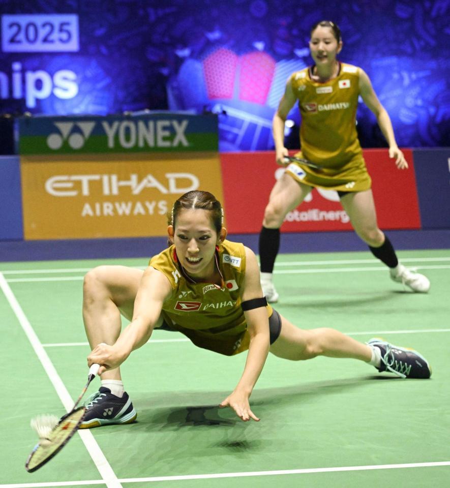 　韓国ペアと対戦する志田千陽（奥）、松山奈未組（共同）