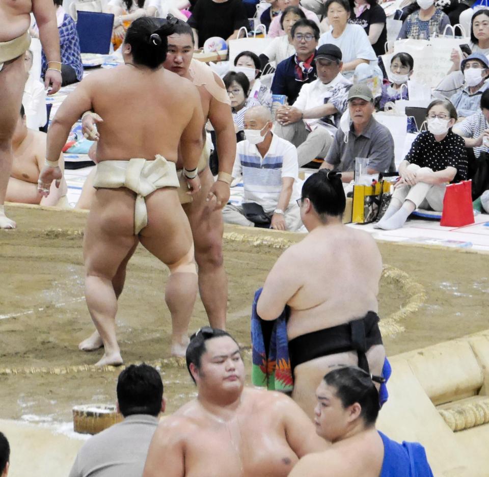 　若隆景（手前）を寄り切る豊昇龍