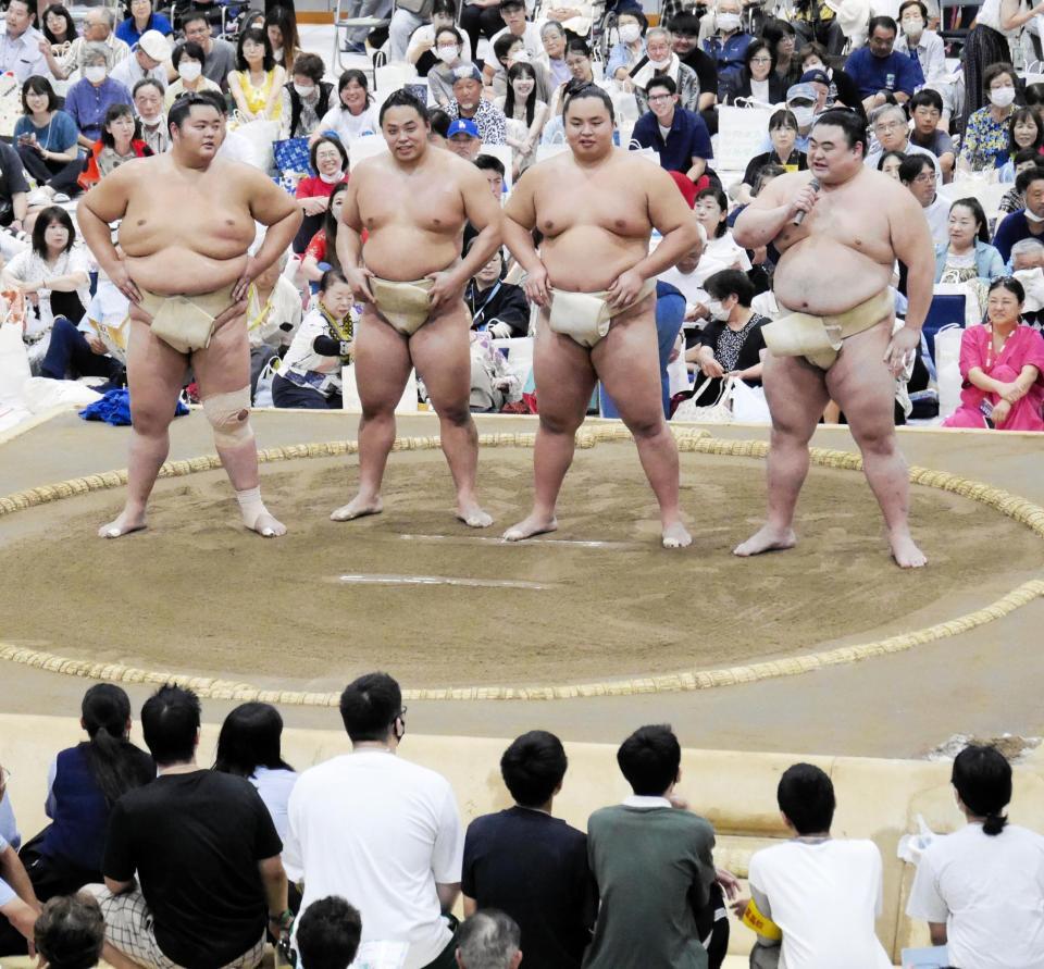 　高校生の質問コーナーに登場した（左から）琴桜、琴栄峰、琴勝峰、隆の勝