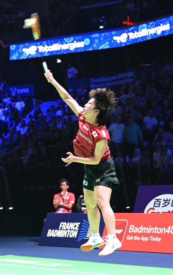 　インドネシア選手と対戦する山口茜（共同）