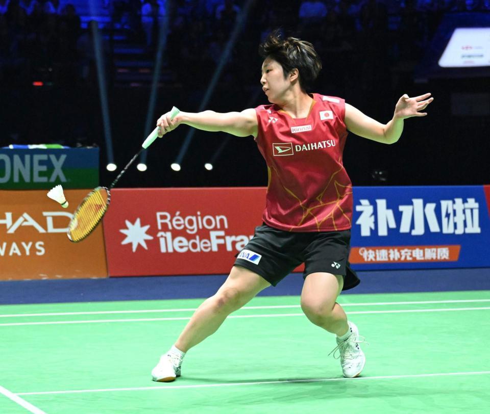 　インドネシア選手と対戦する山口茜（共同）