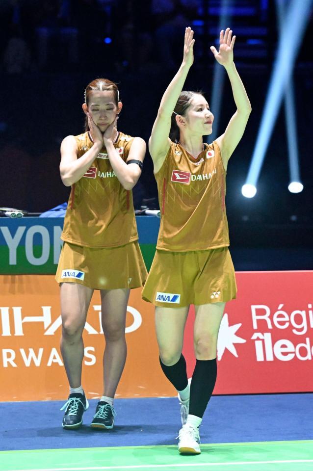 　女子ダブルス準決勝で敗退した志田千陽（右）、松山奈未組（共同）